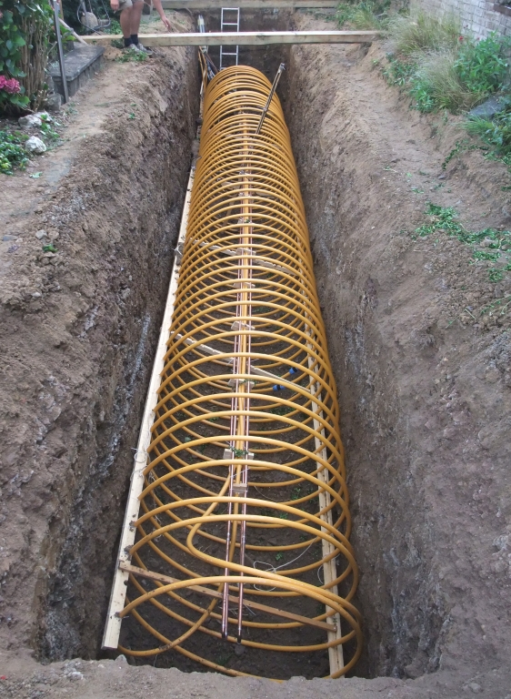 Tunnelkollektor im Graben